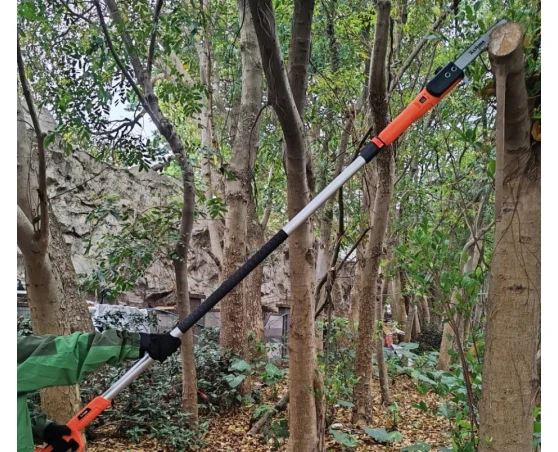 Motosierra telescópica a batería 1200W Altuna AB240 Motosierra telescópica a batería 1200W Altuna AB240