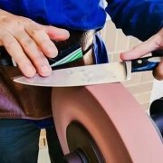 Cómo afilar tijeras y cuchillos industriales