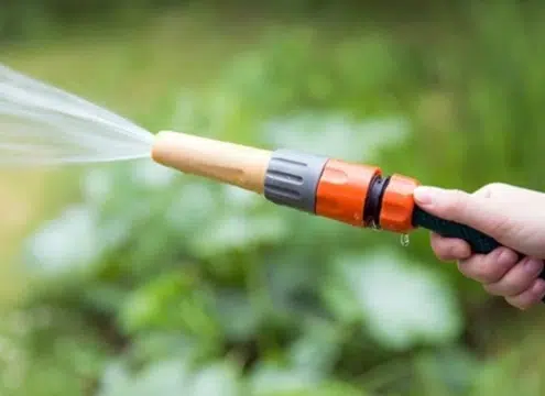 Cómo instalar mangueras en el jardín