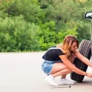 Cómo cambiar una rueda con un gato hidráulico