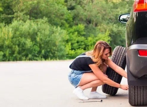 Cómo cambiar una rueda con un gato hidráulico