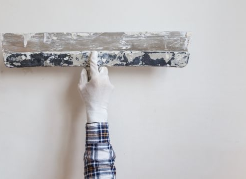 Cómo aplicar masilla sobre una pared
