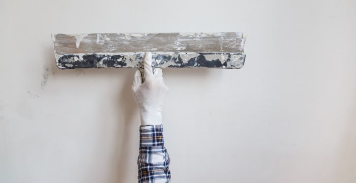 Cómo aplicar masilla sobre una pared