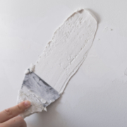 Cómo aplicar masilla sobre una pared